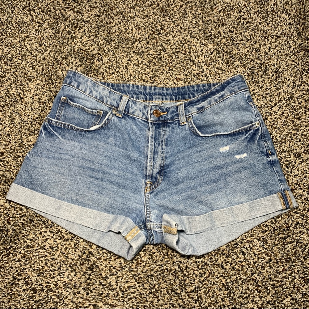 & Denim Women’s Boyfriend Shorts Size 6 Distressed and Cuffed Hem